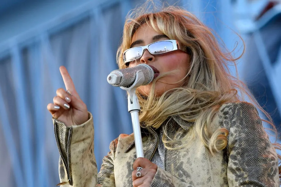 image_68537839d0067 Phones BANNED? Sabrina Carpenter’s Risky Move Has Fans Divided