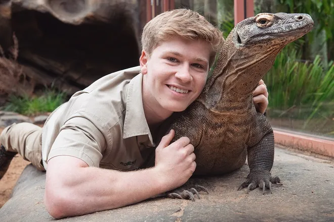 image_685386e2b3856 He Didn’t Say a Word, But One Quiet Gesture from Shawn Mendes Toward Robert Irwin Is Breaking the Internet — And Fans Think It Means Everything
