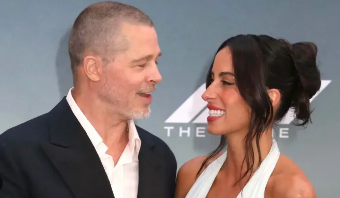 Fake Affection: Brad Pitt Avoids Ines' Kiss Right in Front of the World Media 19 Fake Affection: Brad Pitt Avoids Ines' Kiss Right in Front of the World Media