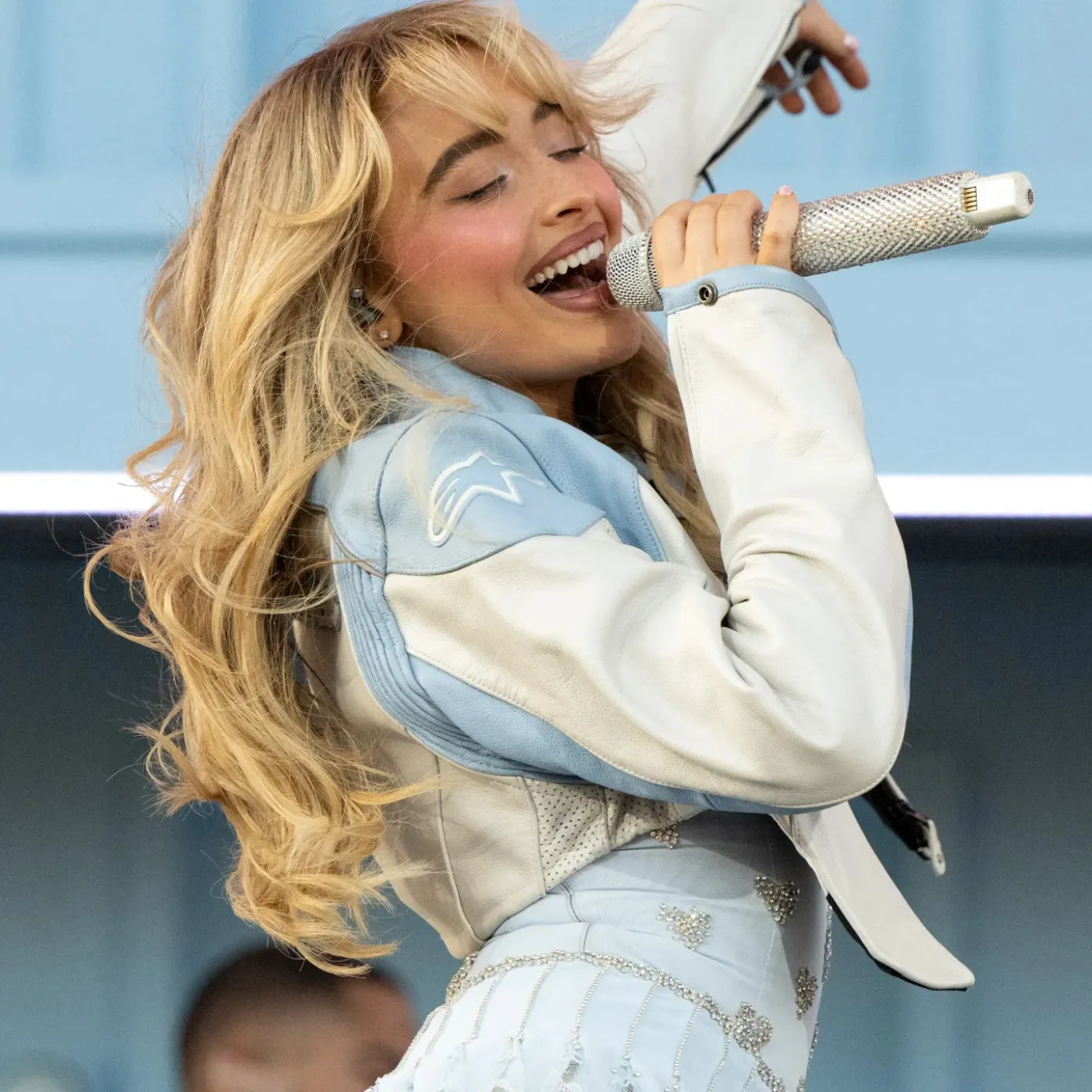 Sabrina Carpenter Shuts Down the Internet with Her First-Ever #1 – But There’s a Plot Twist!