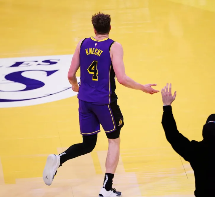 A quick, decisive, and cold jump – This is why Dalton Knecht is called the NBA's new "scoring machine." 19 A quick, decisive, and cold jump – This is why Dalton Knecht is called the NBA's new "scoring machine."