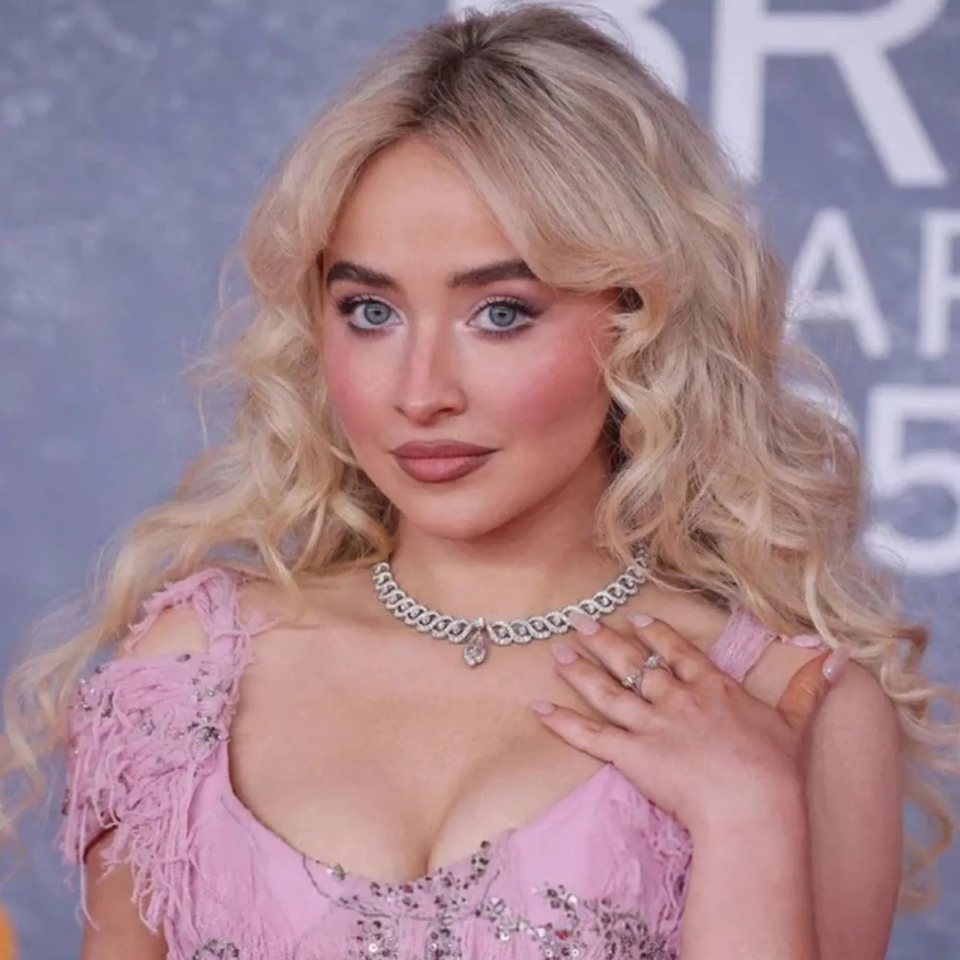 Kids Choice Awards Audience Stunned as Sabrina Carpenter Drops Bold Message on Stage