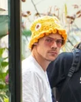 “Did He Just Roll Out of Bed Like That?!” — Harry Styles’ Bizarre Street Look Is Breaking the Internet 1 “Did He Just Roll Out of Bed Like That?!” — Harry Styles’ Bizarre Street Look Is Breaking the Internet