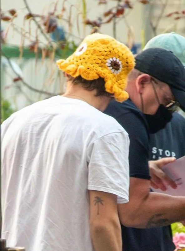 image_685908da2cc6b “Did He Just Roll Out of Bed Like That?!” — Harry Styles’ Bizarre Street Look Is Breaking the Internet