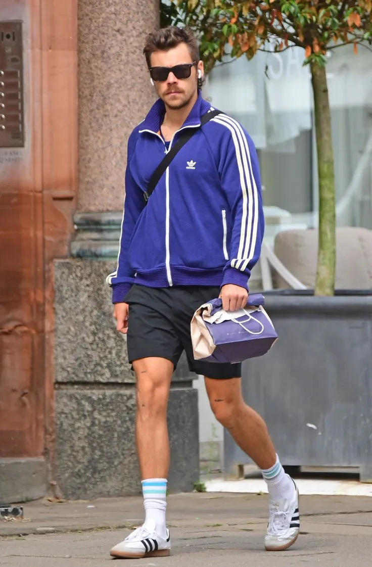 “Are Those Legs Even Real?” — Harry Styles’ Viral Shorts Moment Breaks the Internet 19 “Are Those Legs Even Real?” — Harry Styles’ Viral Shorts Moment Breaks the Internet