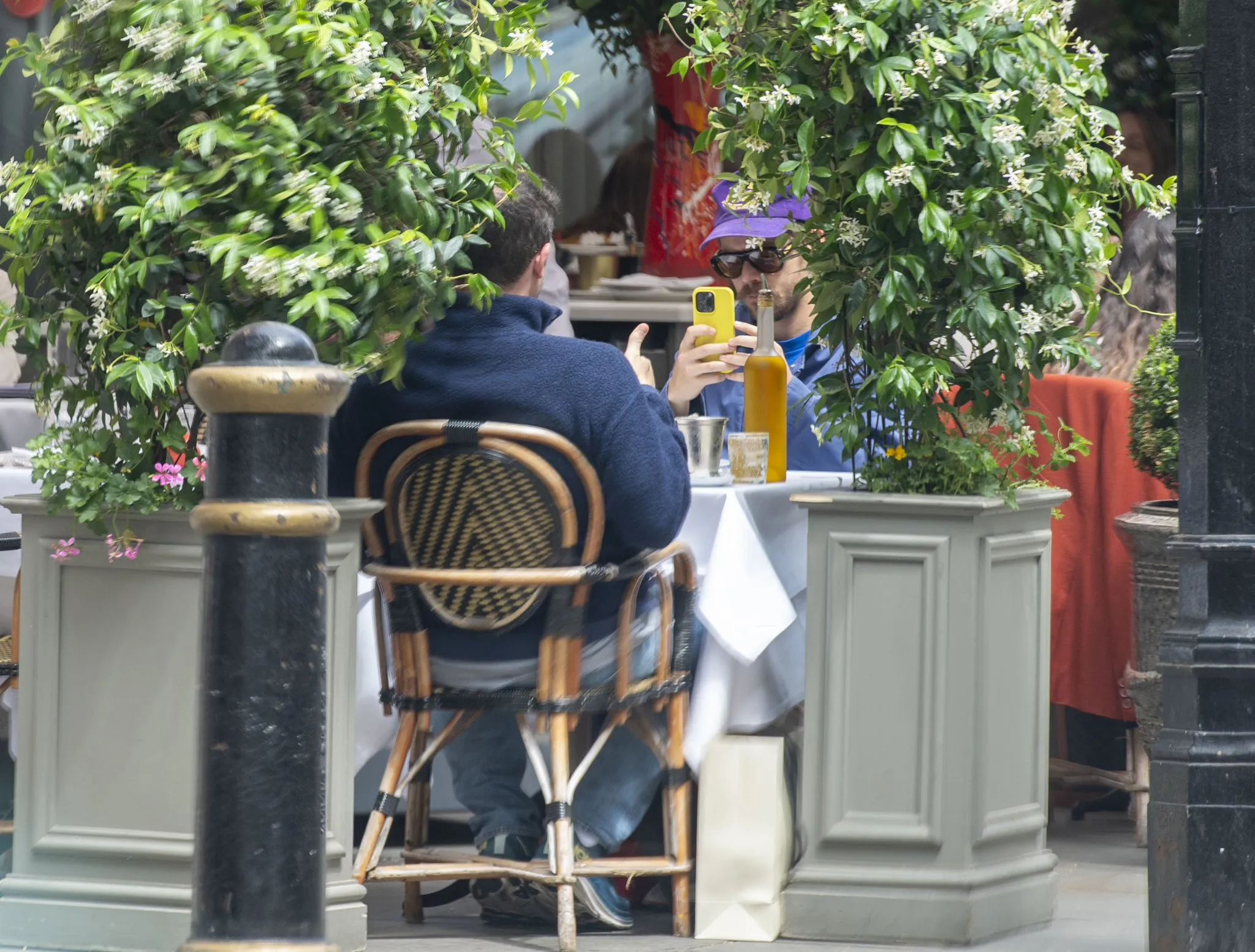 He Was in London This Morning… Now Harry Styles Is in Rome With Someone Fans Can’t Identify 👀 Is It What We Think?
