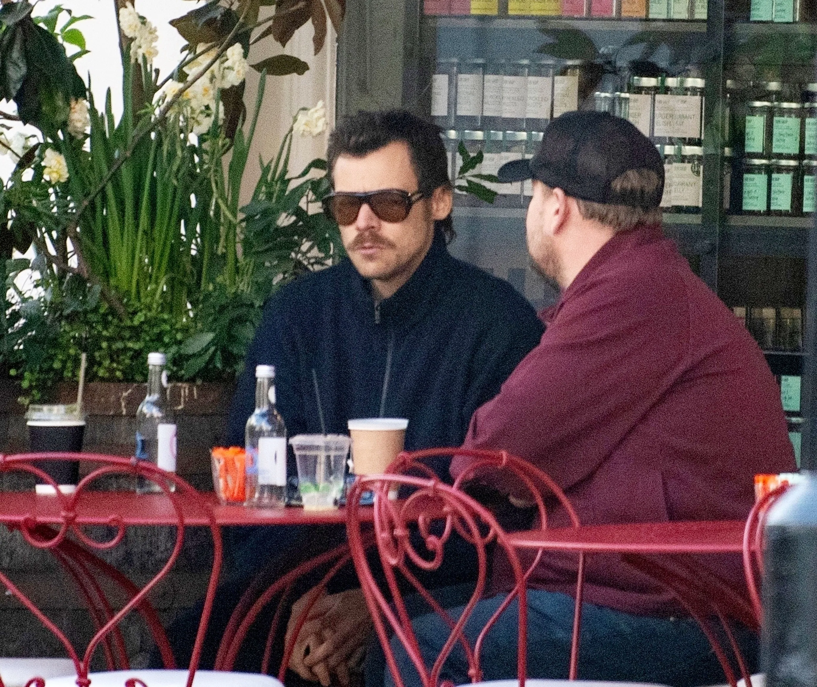 image_685a62b185b83 Harry Styles Gets Cozy at a London Café — But It’s Who He’s With That’s Raising Eyebrows 👀