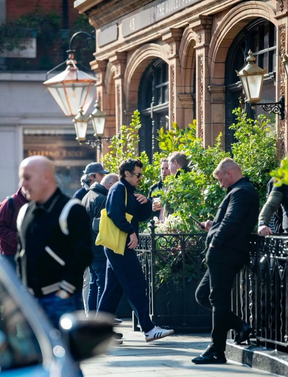 image_685a62b33ccd6 Harry Styles Gets Cozy at a London Café — But It’s Who He’s With That’s Raising Eyebrows 👀