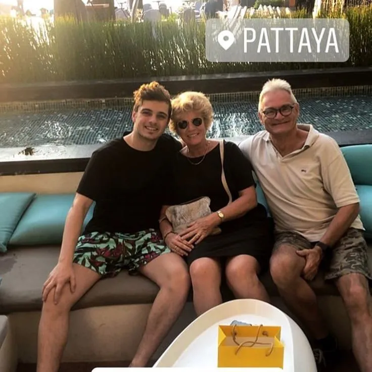 image_685b7af082341 Behind Martin Garrix's peak career are the persistent presence and unwavering support from two "big fans."