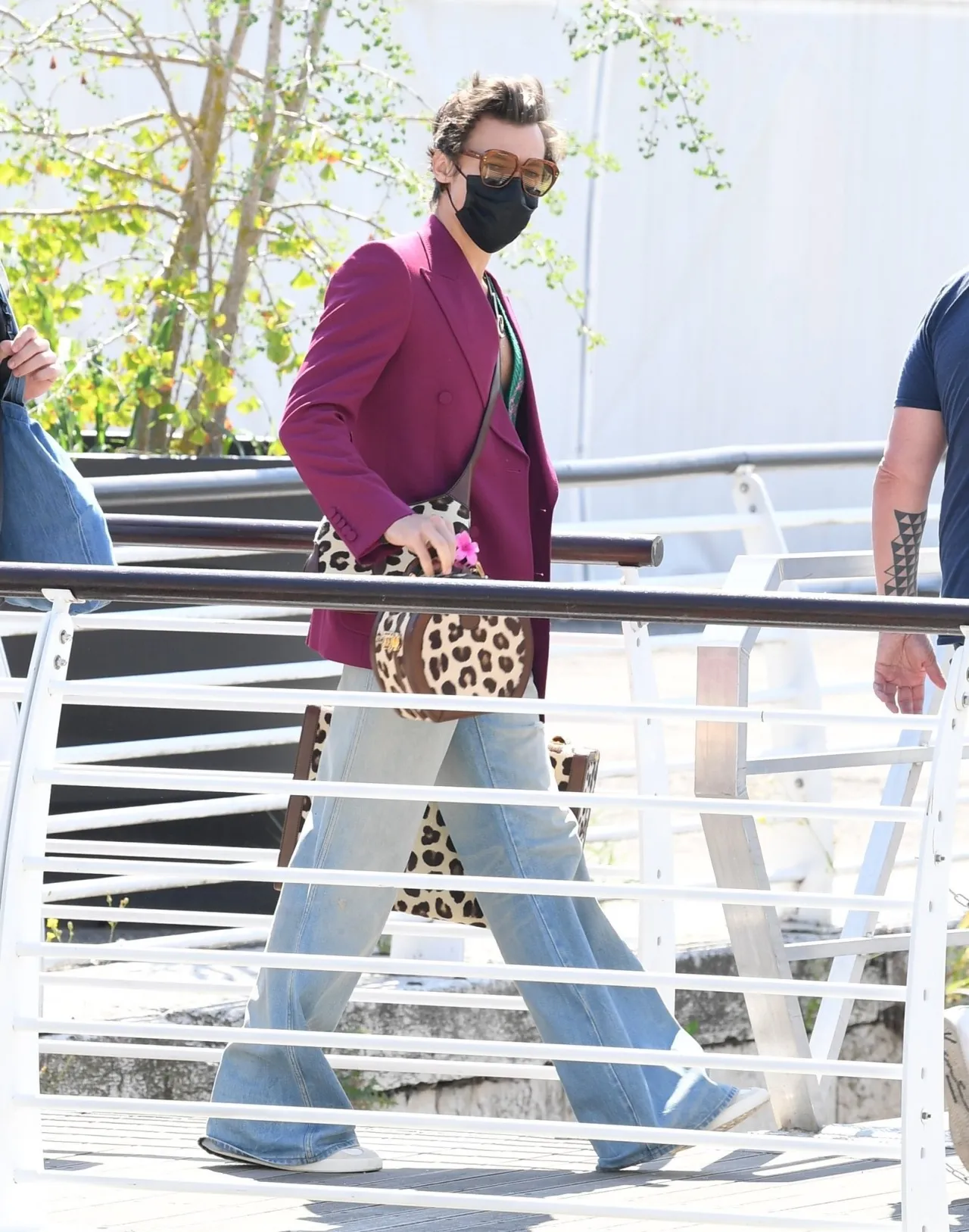 image_685bad475d849 People Are Zooming In on Harry Styles’ Jacket… And What They Found Is Actually Crazy