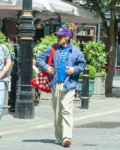 People Are Zooming In on Harry Styles’ Jacket… And What They Found Is Actually Crazy 1 People Are Zooming In on Harry Styles’ Jacket… And What They Found Is Actually Crazy