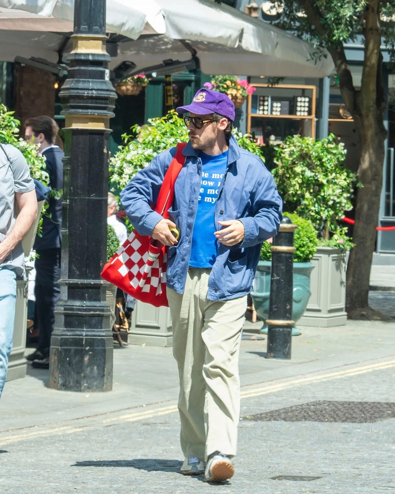 People Are Zooming In on Harry Styles’ Jacket… And What They Found Is Actually Crazy
