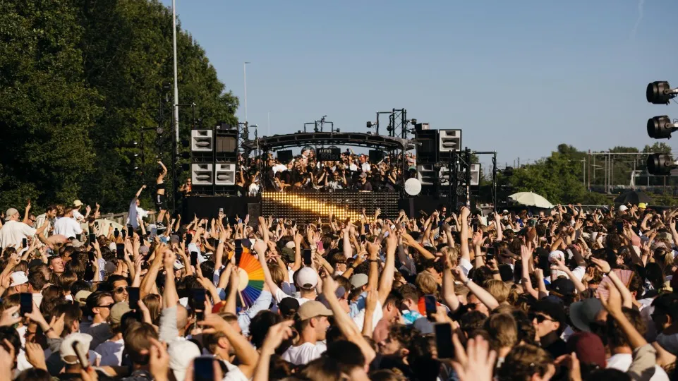 image_685cac1990434 The Secret Behind Armin van Buuren Being Stopped by the Crowd from Performing at the A10 Festival