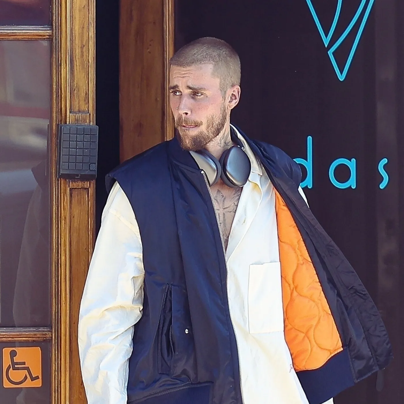 image_6861845e158be Justin Bieber Leaves Voda Spa with Unrecognizable New Look