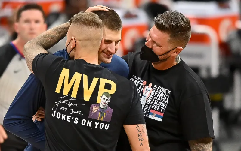 Who is behind Jokić's cold gaze? The story of two brothers who have never shied away from confrontation.