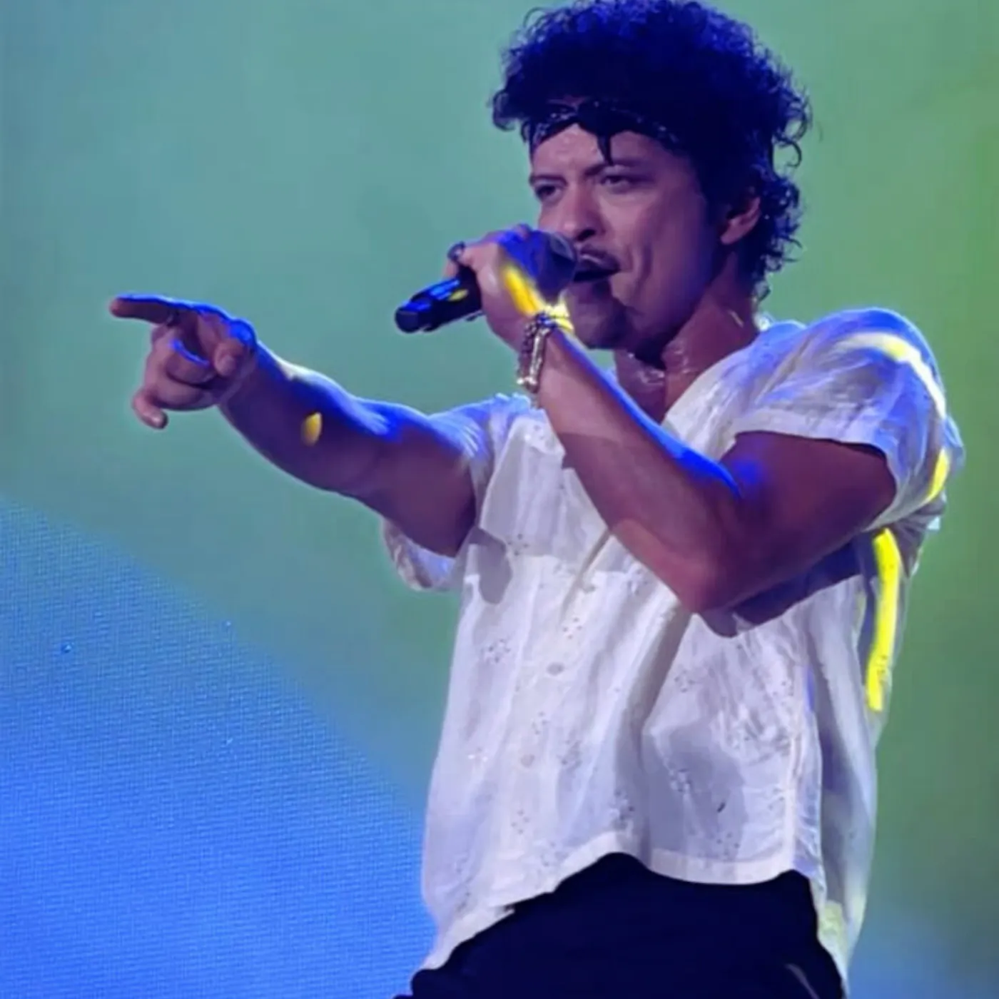 image_6862284b5692c Bruno Mars Spotted Vibing While Backstreet Boys Light Up The Pinky Ring