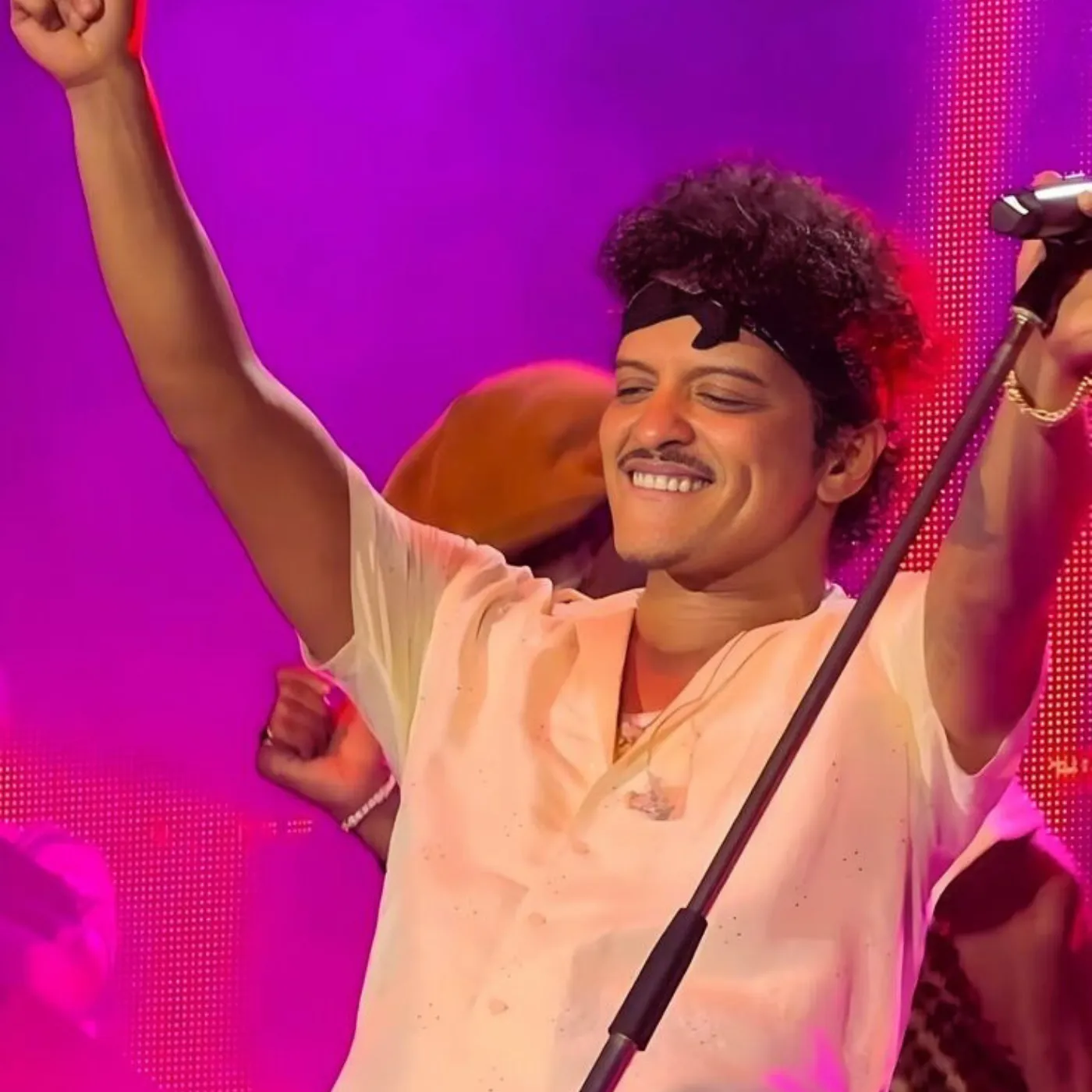 image_6862284cbb197 Bruno Mars Spotted Vibing While Backstreet Boys Light Up The Pinky Ring
