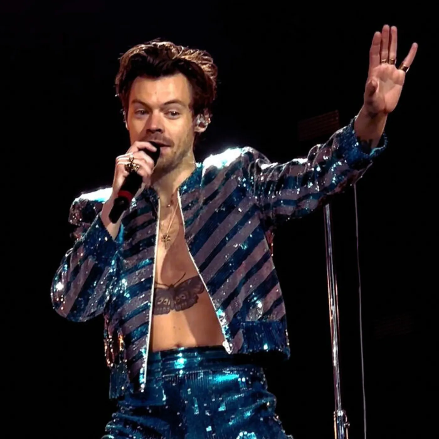 image_68634ec3e0252 Harry Styles Causes Traffic Jam with Hero Move Gone Wrong