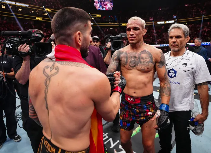 'Not As Expected' – Oliveira Hints That Something 'Isn't Right' in the Match Against Topuria