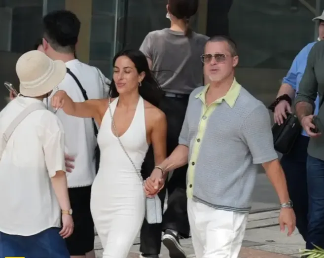 Fans Went Wild When Brad Pitt Took His Girlfriend Shopping in Tokyo – Happiness Clearly Shown on His Face