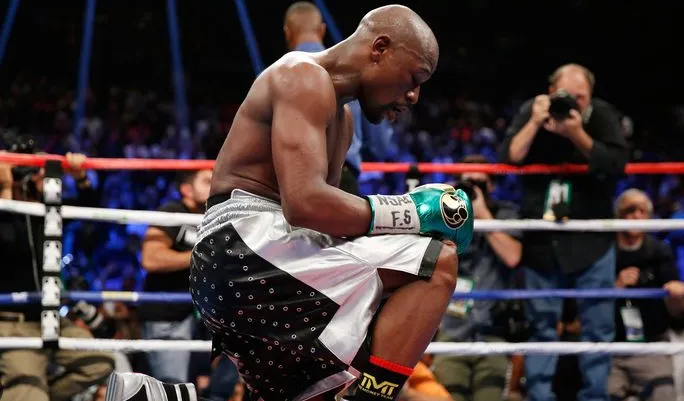 Floyd ‘Money’ Mayweather Collapses in 10 Seconds: The Mystery Behind the Shocking Defeat of the Boxing Legend