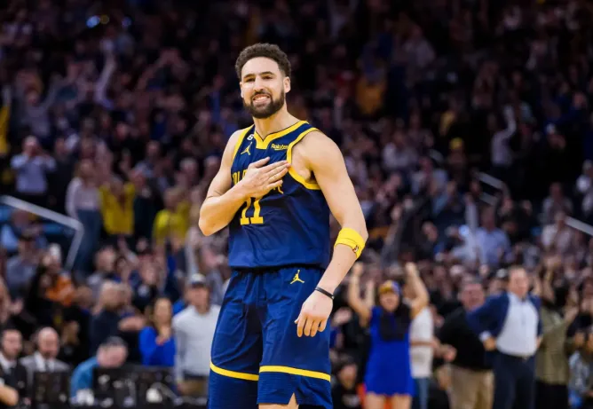 Cover Image for BLOCKBUSTER: Klay Thompson Surprises by Returning to the Warriors – Splash Bros Reunite as Mavs’ Dreams Shatter?