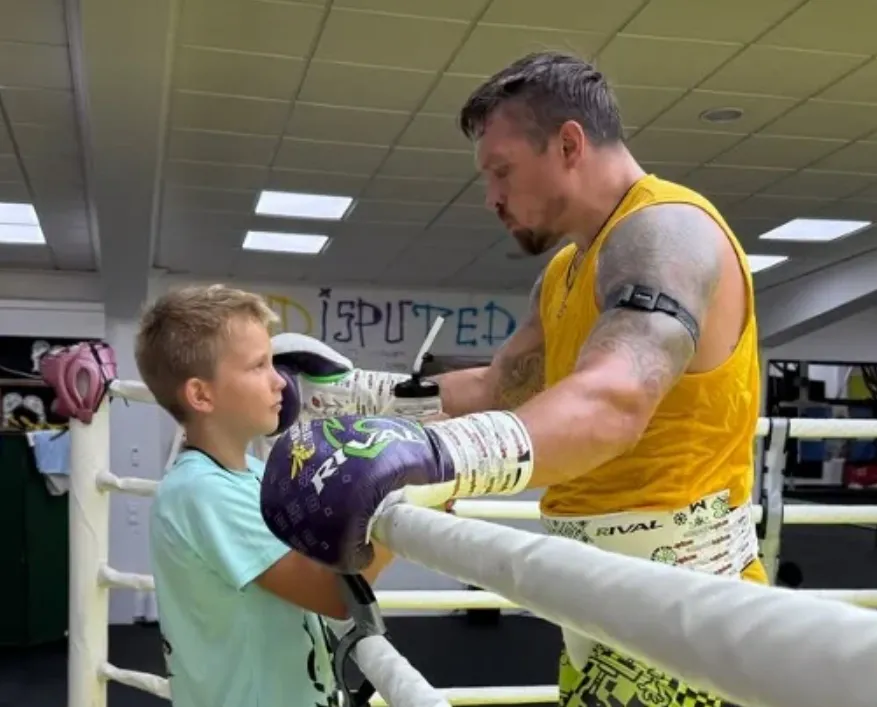 Emotional Moment: Usyk Trains Intensively Under the Proud Gaze of His Son