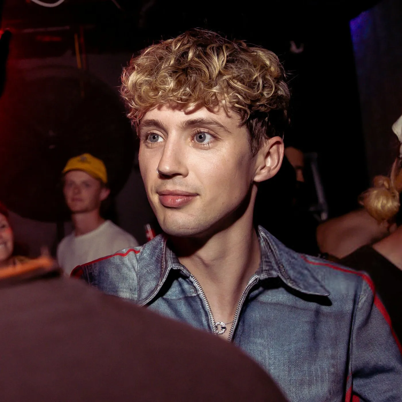image_68675c6d59300 Troye Sivan’s Holiday Scandal: What He’s Hiding Behind Those Family Smiles