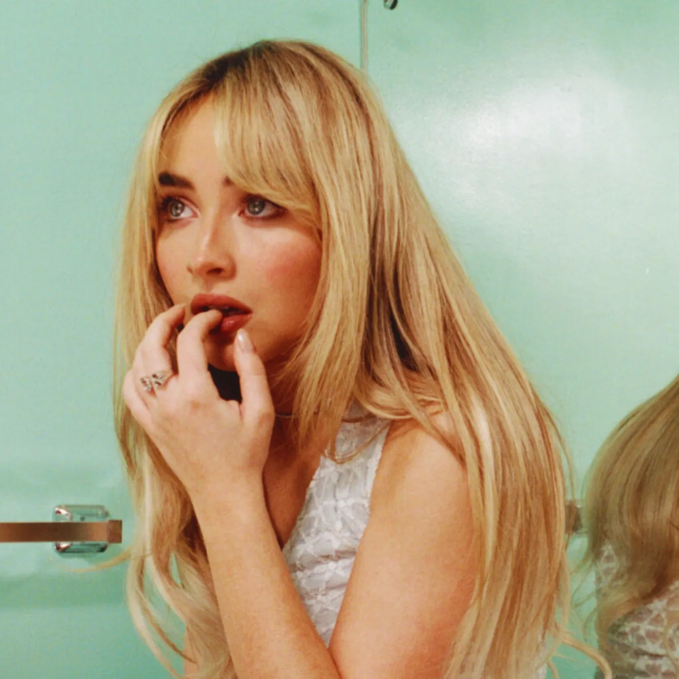 image_68677f5545476 Sabrina Carpenter Unleashes London Meltdown Over Secret Vinyl Release