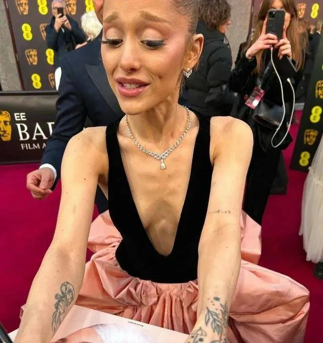 image_68688c2acf2b7 Ariana Grande Signing Fans' Pictures at Her Latest Appearance — But Everyone Is Noticing the Same Heartbreaking Detail