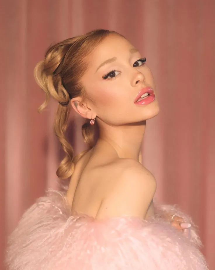 image_68688c2b097c3 Ariana Grande Signing Fans' Pictures at Her Latest Appearance — But Everyone Is Noticing the Same Heartbreaking Detail