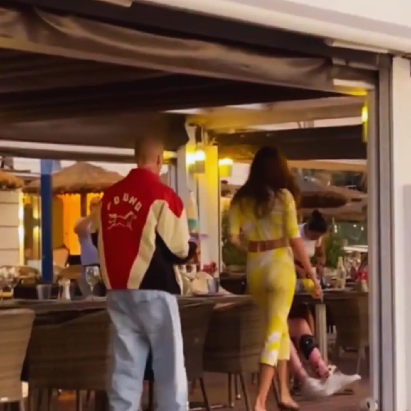 image_686e1e543b664 Justin Bieber’s Stony Face at Mallorca Lunch with Hailey Bieber Has the Internet Buzzing