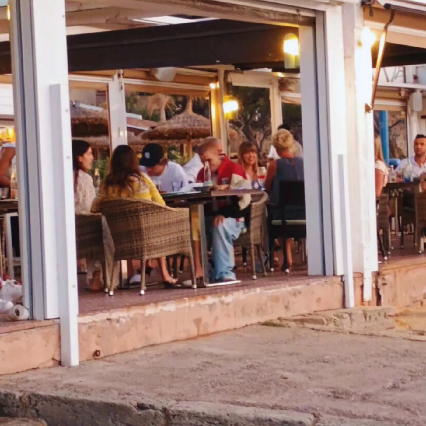 image_686e1e54c8f56 Justin Bieber’s Stony Face at Mallorca Lunch with Hailey Bieber Has the Internet Buzzing