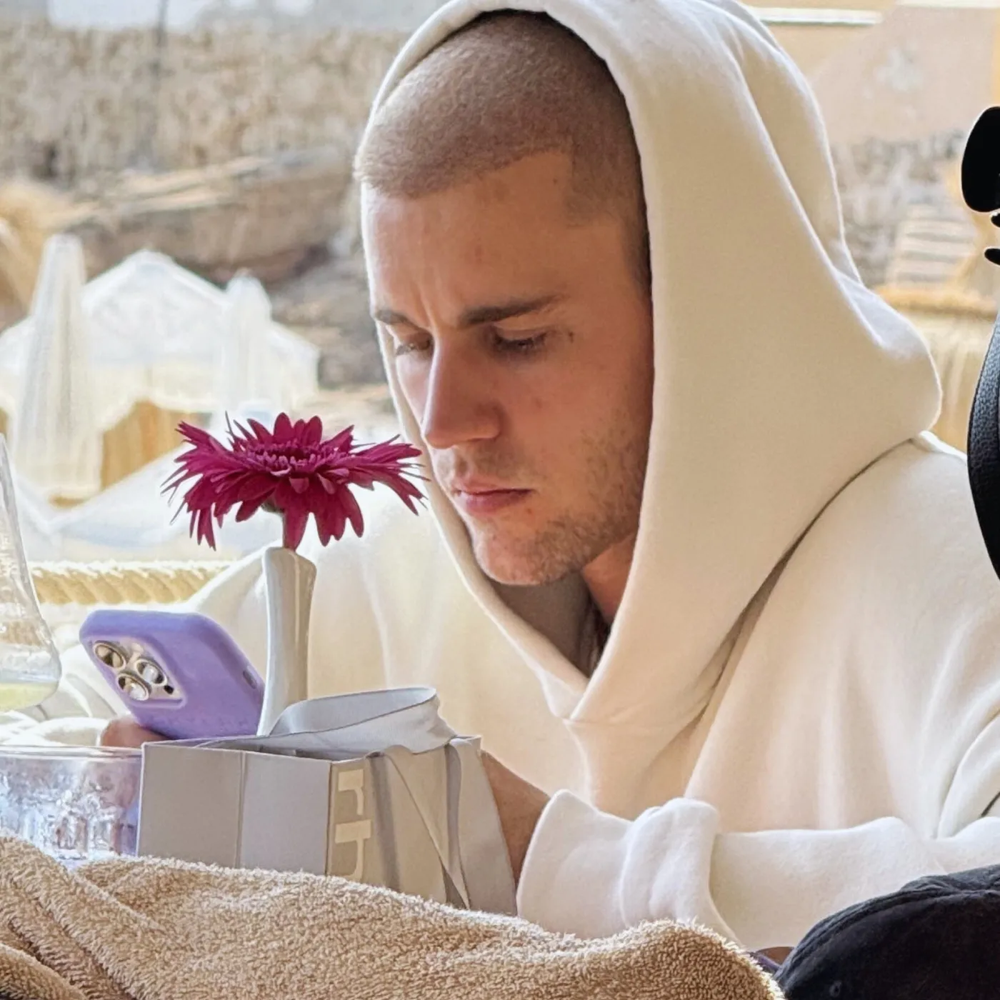 image_686e1e563b7bb Justin Bieber’s Stony Face at Mallorca Lunch with Hailey Bieber Has the Internet Buzzing