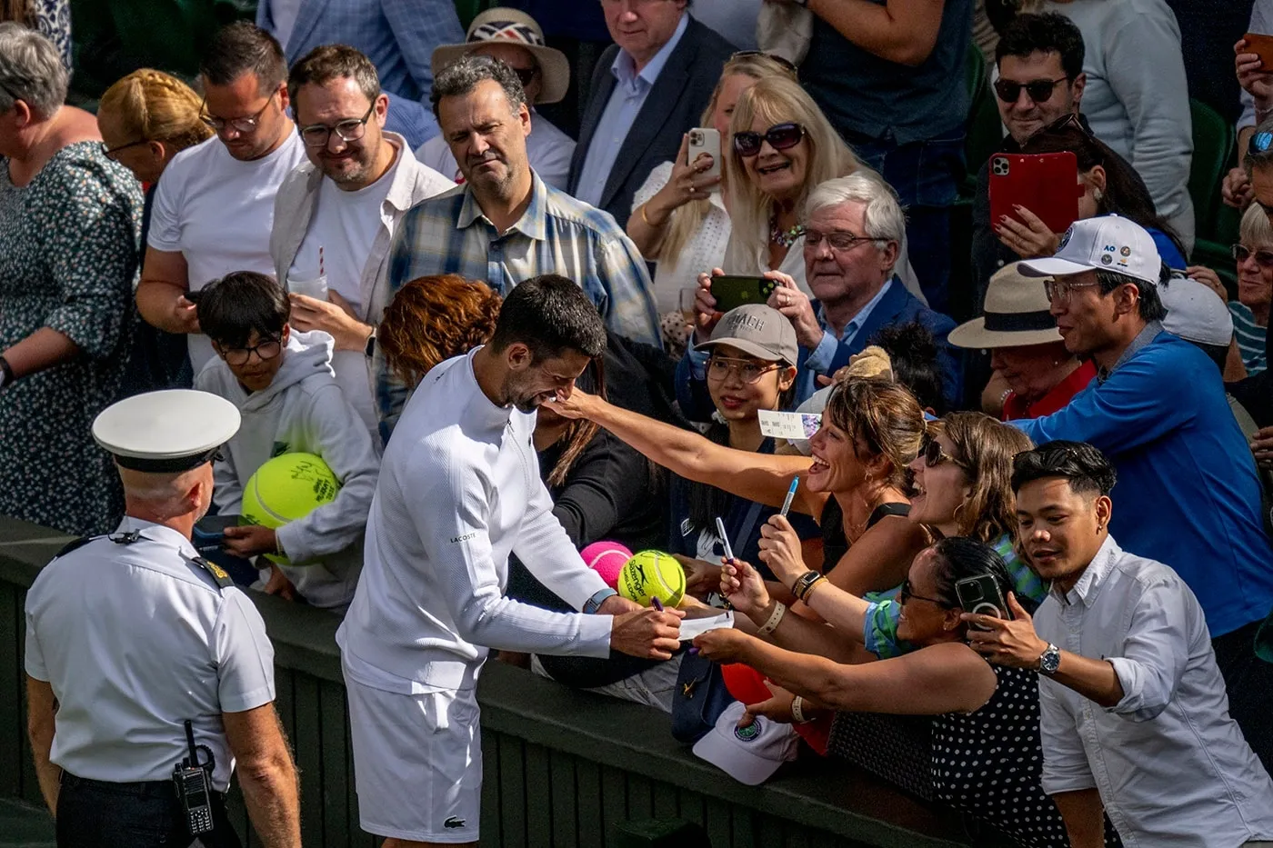 El hijo de Novak Djokovic le dijo que no a un autógrafo, pero lo que le dio a su padre en cambio dejó a millones de personas en lágrimas