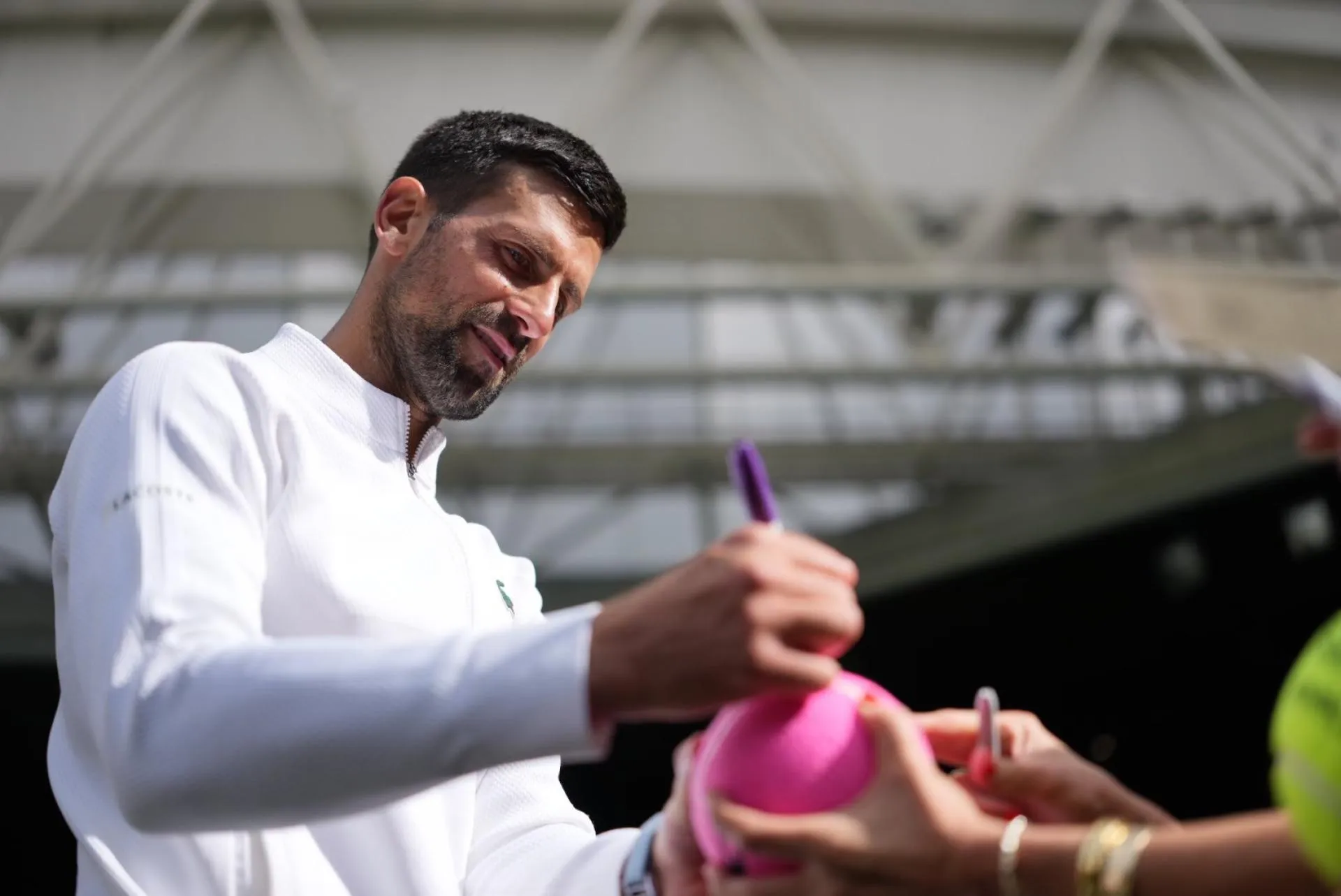 El hijo de Novak Djokovic le dijo que no a un autógrafo, pero lo que le dio a su padre en cambio dejó a millones de personas en lágrimas