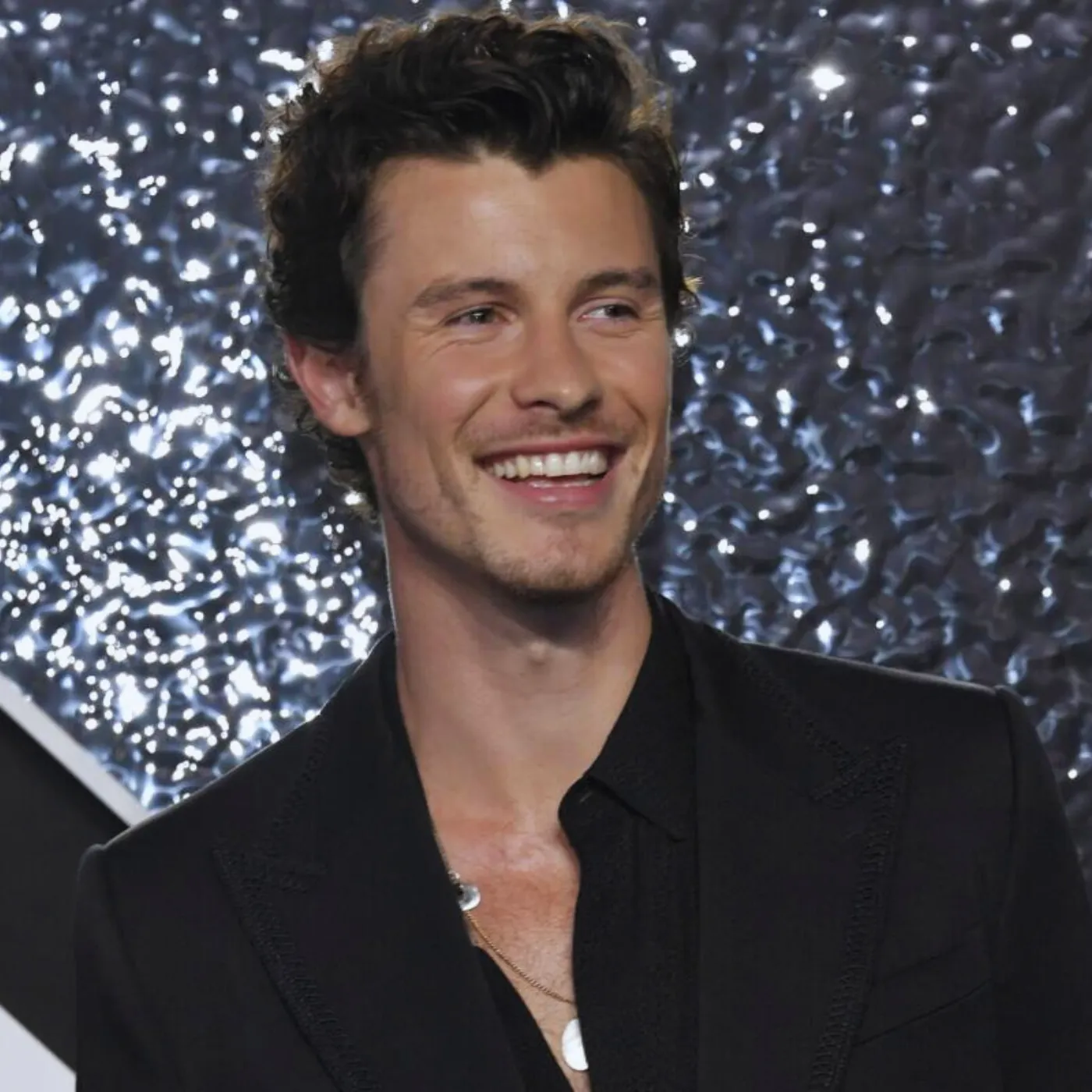 image_68733e55e2611 Shawn Mendes Stuns Los Angeles with Unfiltered Street Look