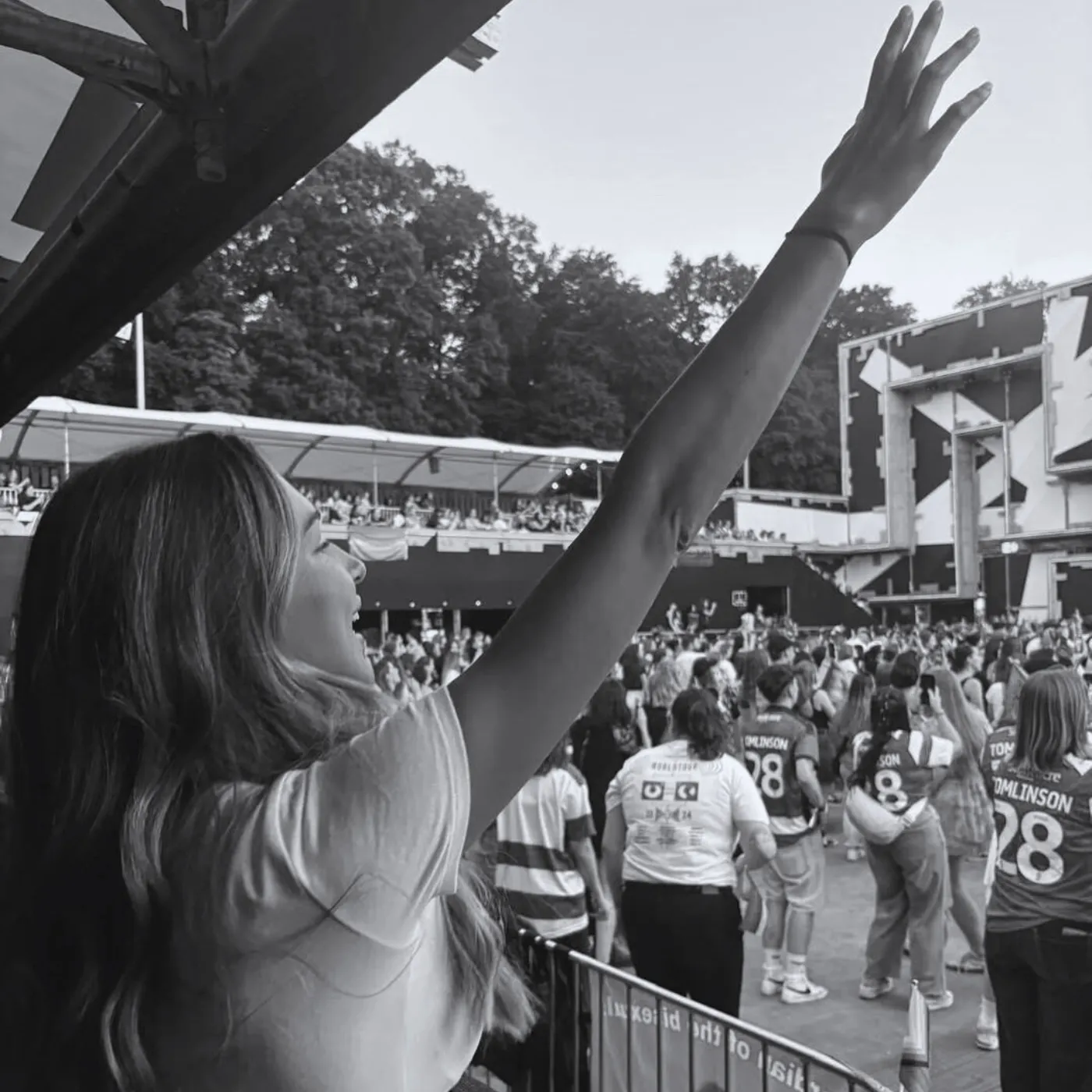 image_6873e4aa7543c Social Media Explodes Over Zara McDermott’s Bold Move at Louis Tomlinson Concert