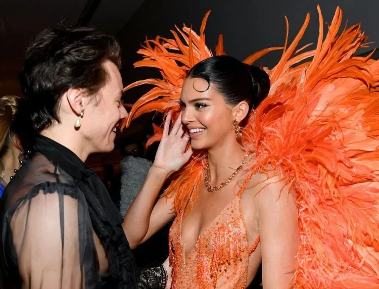 Harry Styles & Kendall Jenner’s Yacht Chemistry Has Fans Spiraling — Leaked Photos Spark Wild Speculation About What Really Happened at Sea