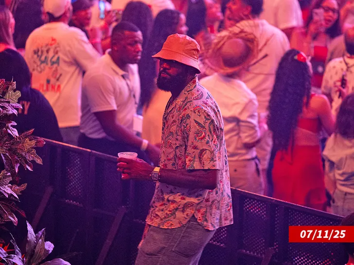 LeBron Parties Hard at Bad Bunny Concert — While the Lakers Burn? 19 LeBron Parties Hard at Bad Bunny Concert — While the Lakers Burn?
