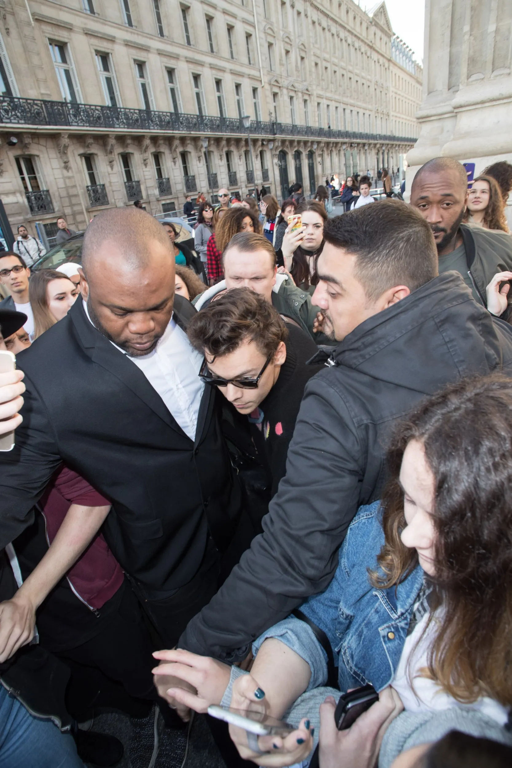image_687857475f20f Security Rushes In: The Viral Moment Harry Styles Was Forced to Be Shielded from Aggressive Fans — Again