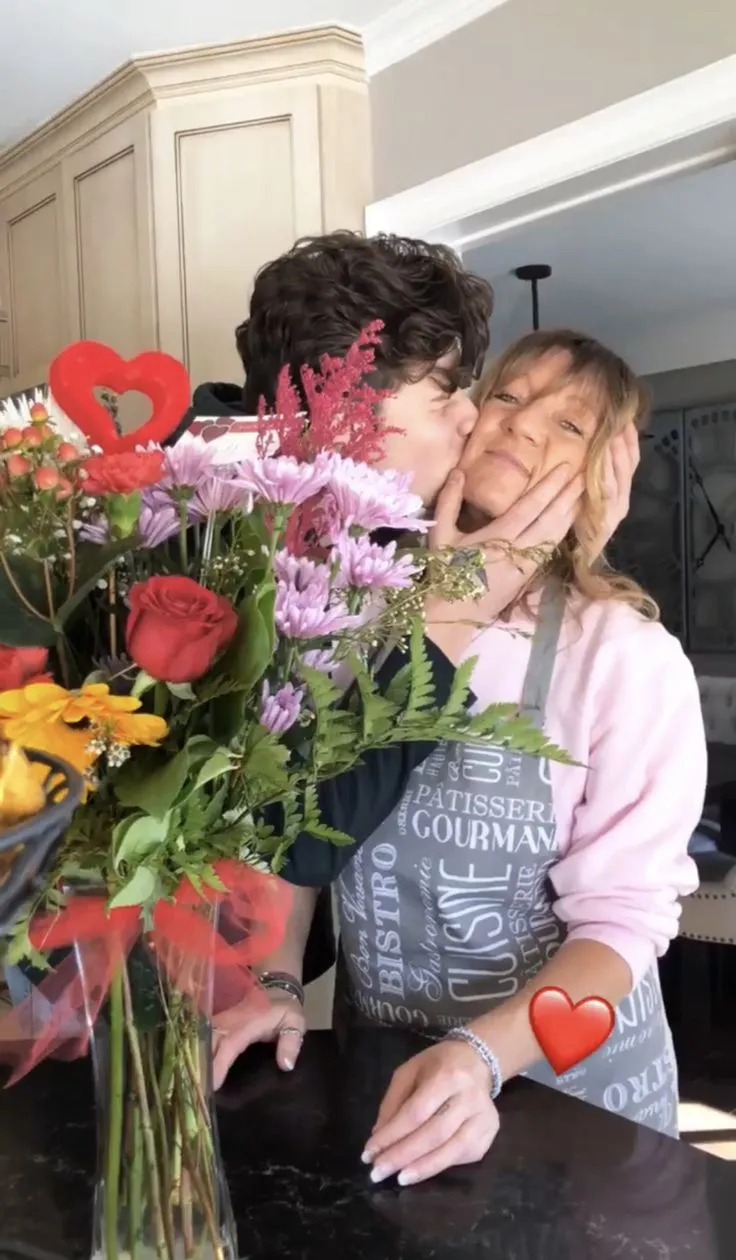 Shawn Mendes Got a Matching Elephant Tattoo with His Mom — and the Internet Can't Handle the Emotional Meaning Behind It 19 Shawn Mendes Got a Matching Elephant Tattoo with His Mom — and the Internet Can't Handle the Emotional Meaning Behind It
