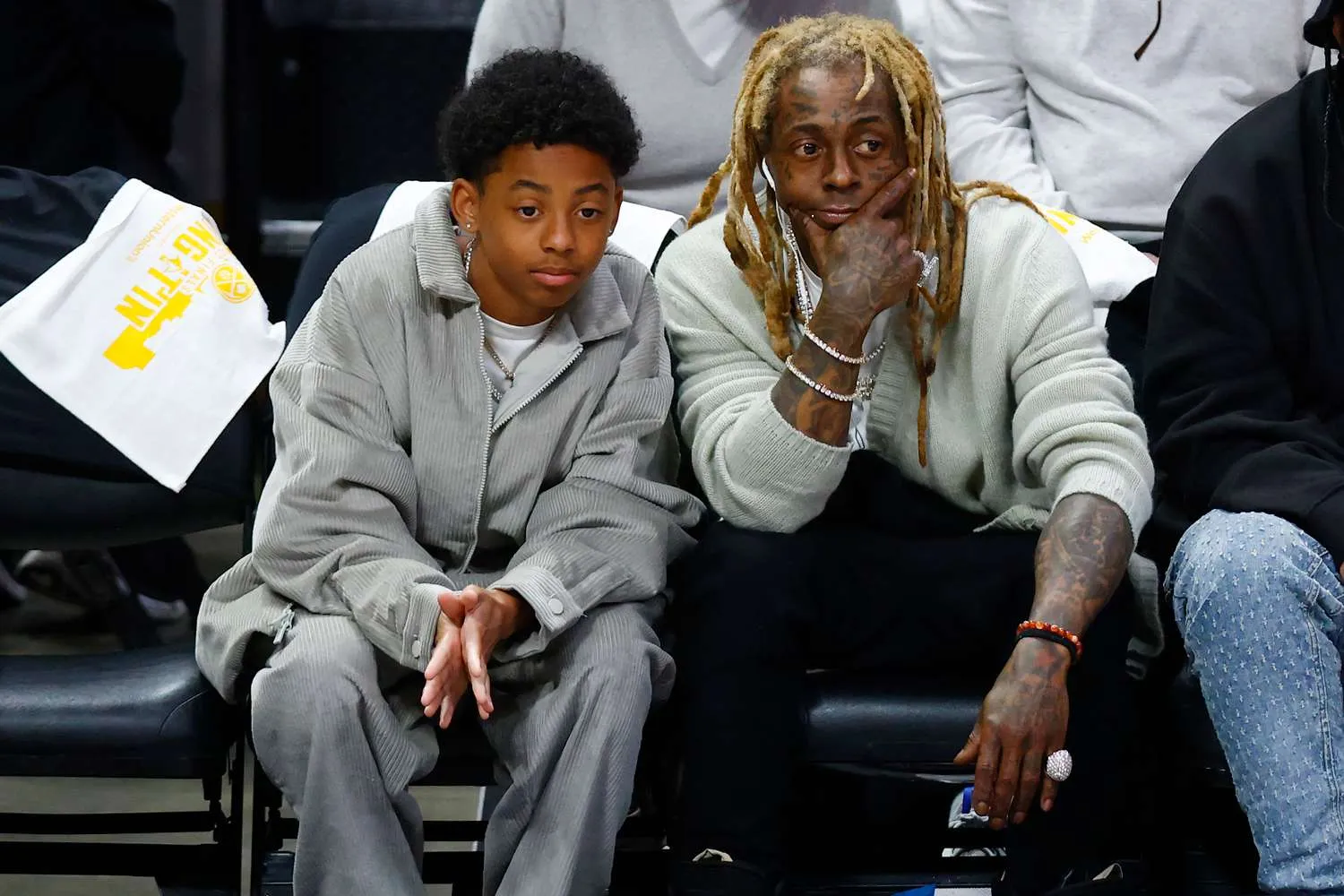Lil Wayne’s Rare Courtside Moment With His Son Has Everyone Talking — Spot the Unexpected Detail!