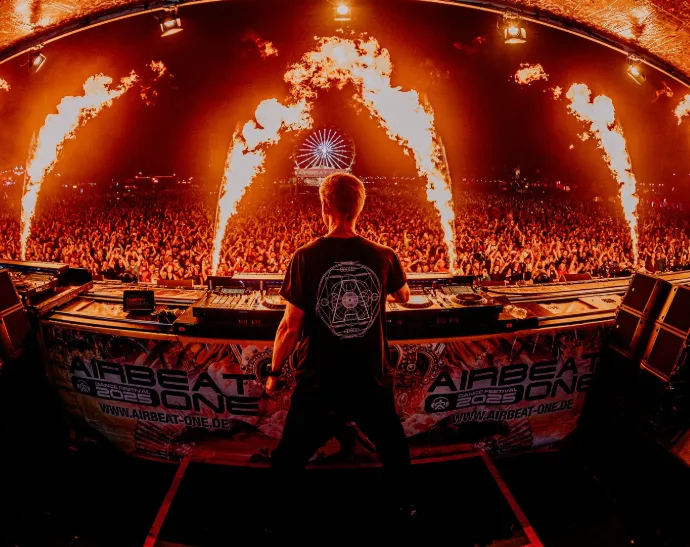 The EDM Legend with a Strange Fear – The Story of Armin van Buuren Behind the Spotlight