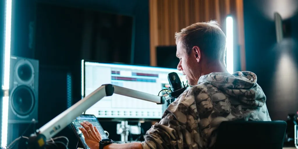 image_6878ac4518345 A million-dollar DJ, but how has Armin van Buuren chosen a simple life?