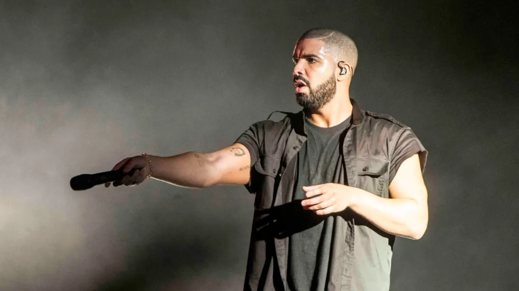 Drake shows off 6-pack, fans scream: “Did he order those abs online?