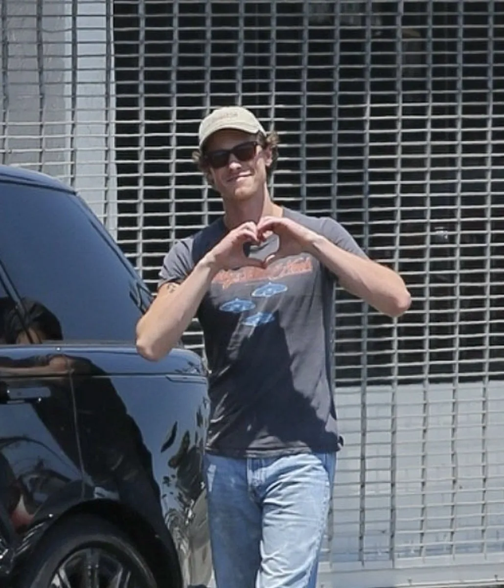 image_687a4badafed0 Shawn Mendes Blows a Heart to Paparazzi in L.A. — Flirty Move or Hidden Message? Internet Can’t Handle It