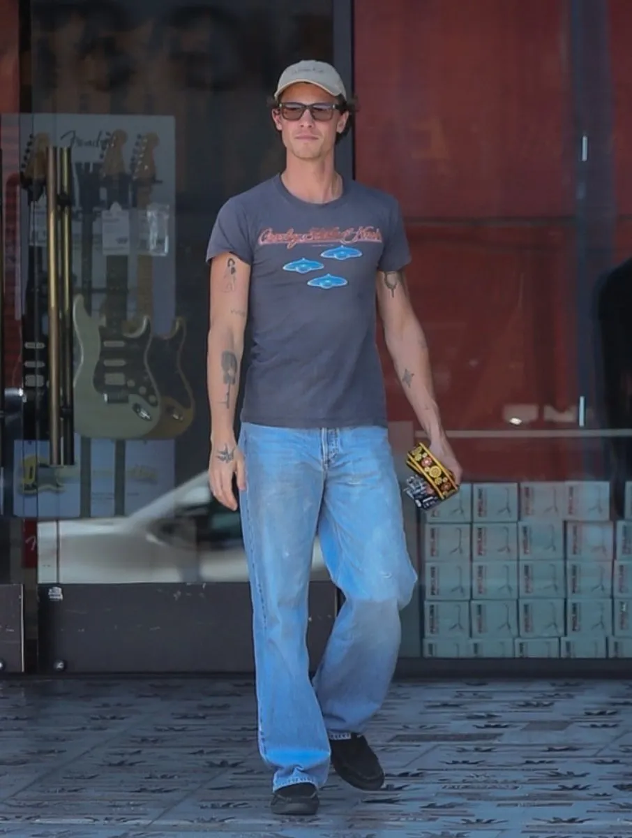 image_687a4bae1f888 Shawn Mendes Blows a Heart to Paparazzi in L.A. — Flirty Move or Hidden Message? Internet Can’t Handle It