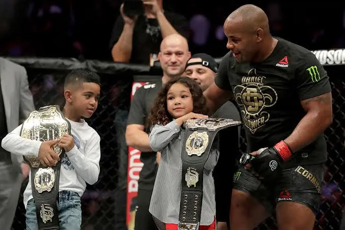 image_687af8ae29264 Derrick Lewis Fought Hard for the Win — But What Was That Strange Reaction from His Wife Behind His Back After the Victory?