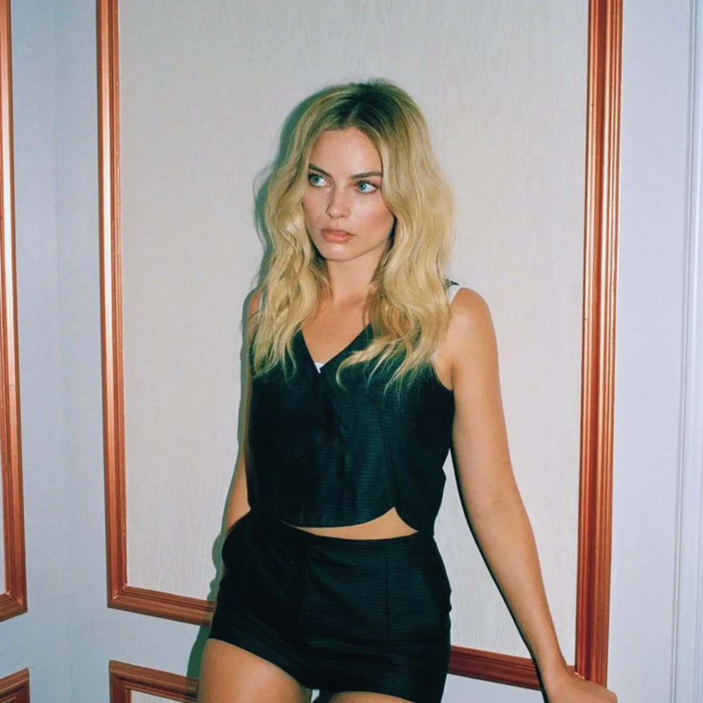 image_687afea67169c Margot Robbie Shocks Capri with Wild “I Will Survive” Moment—Crowd Goes Off